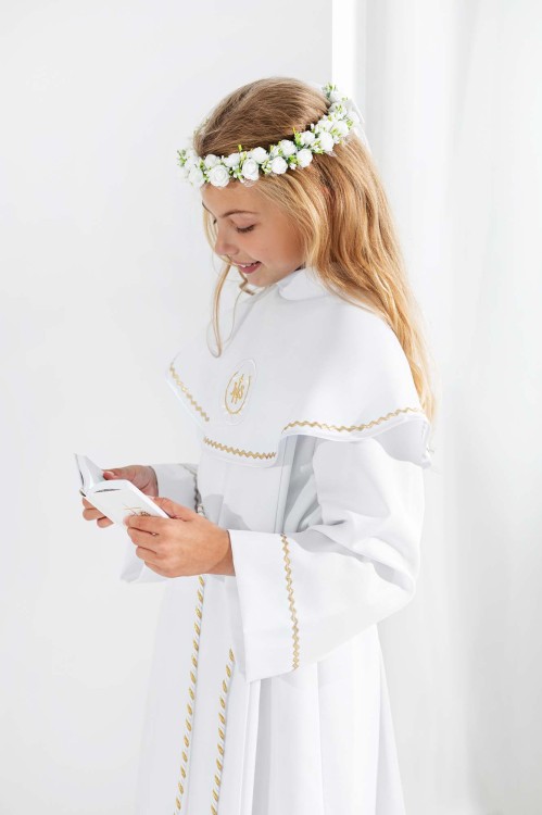 alba komunijna dla dziewczynki Marcelina bok zbliżenie