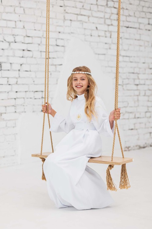 Alba komunijna dla dziewczynki Daniela siedząc