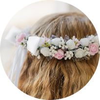 Wianek komunijny dla dziewczynki z kokardą i białymi i różowymi kwiatkami