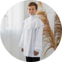 Chłopiec w krótkiej albie komunijnej z pelerynką i zdobieniami ze złotej tasiemki