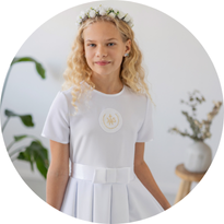 Dziewczynka w sukienko-albie komunijnej z  kokardą w pasie i krótkimi rękawami