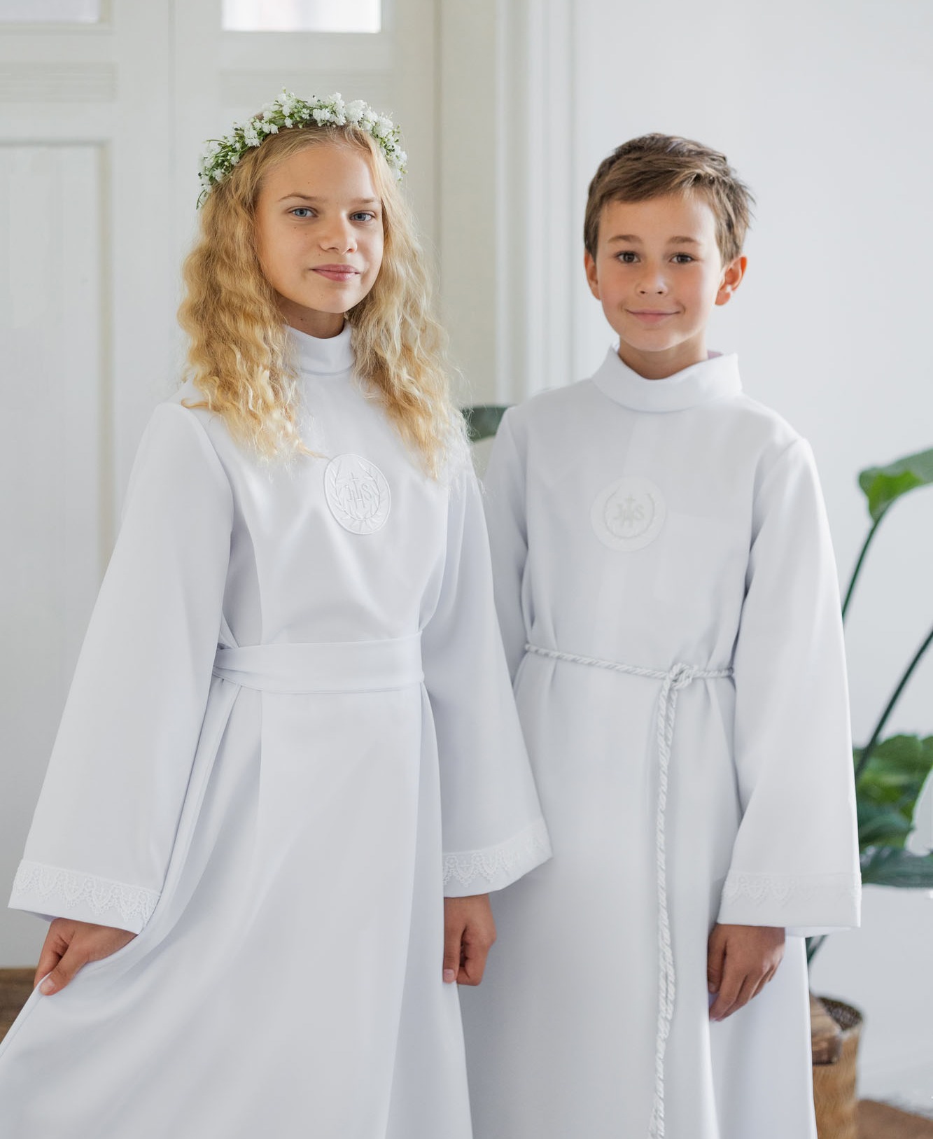 Dziewczynka i chłopiec w albach komunijnych