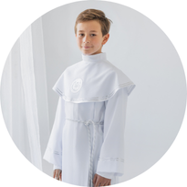 Chłopiec w albie komunijnej ze srebrnymi zdobieniami